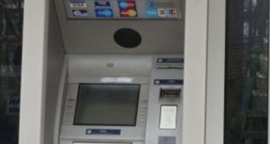 Задължително внимавайте с това когато теглите пари от банкомат. Човекът след вас може разбере колко пари имате по сметката