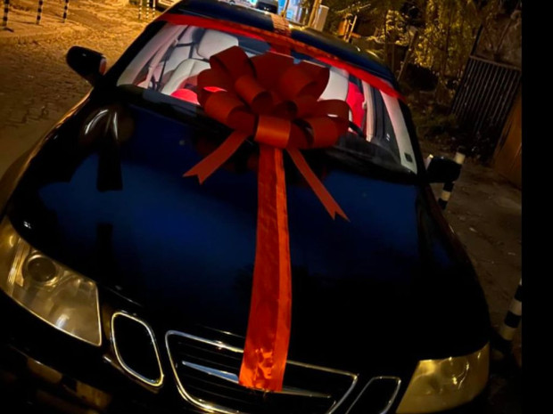  Жена подарява колата си на човек„ който има нужда от автомобил но няма средства за да си купи 