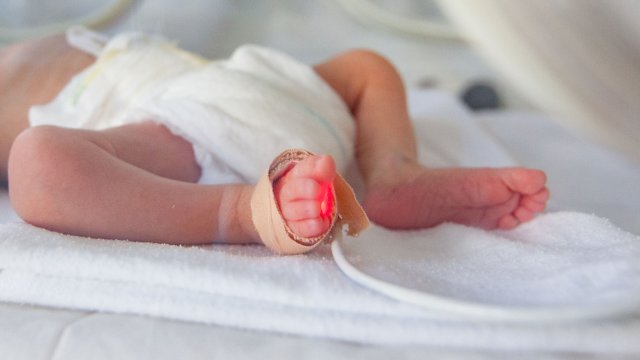 Бебе проплака в линейката на път за болницата - това е трето дете за 20-годишната майка: