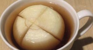 Нарежете лука и го сложете в чая си по този начин: Лечебна рецепта на 100 години!