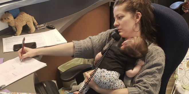 Майка работи с бебе на ръце без да знае че шефът й я гледа вижте какво се случи после