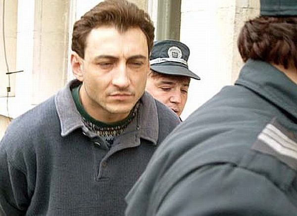 Kucara izliza ot zatvora