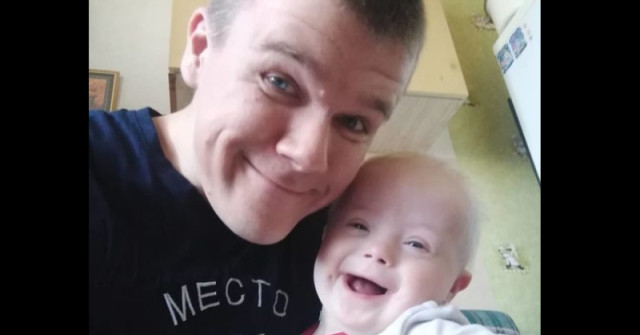 Бащата сам отглежда „слънчевото” дете-То има синдрам на Даун след като майката ги изоставя ето какво се случи-Снимки