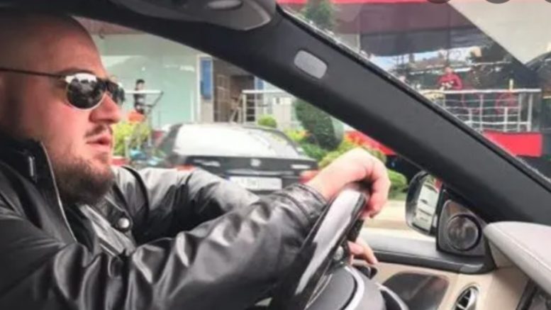 Падението продължава! Християн Гущеров заложи обувките си в казино, излезе бос