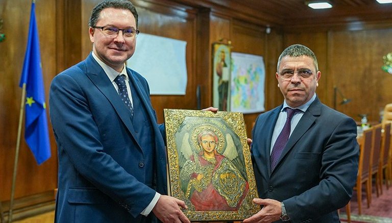 МВР ще бори катастрофите с 30 000 икони, 15 000 плажни топки, 50 000 балона, 30 000 сини химикалки и 1000 значки