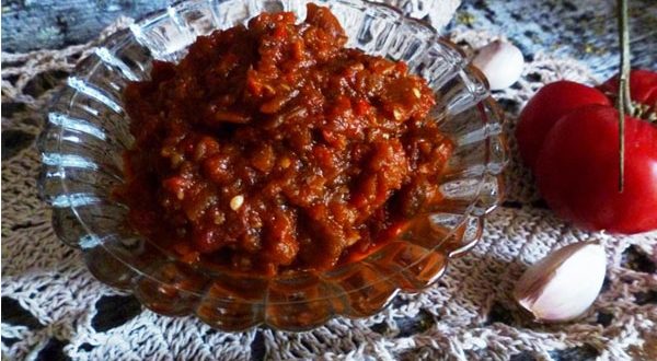 Мераклийска македонска салата в хаванче – няма сезон за тази вкусотия! Много ракия пие и много хлебец изяжда: