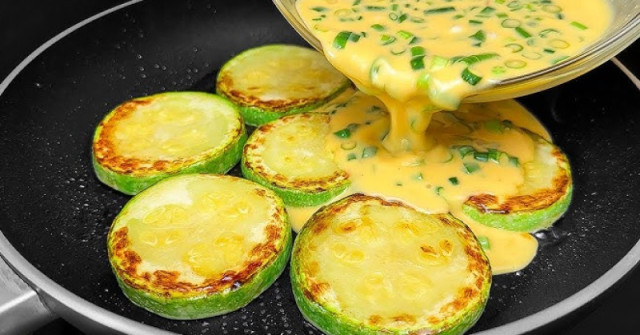 Ето как приготвям тиквички през лятото и всички са луди по вкуса: Режа на кръгчета в тигана и заливам със сместа