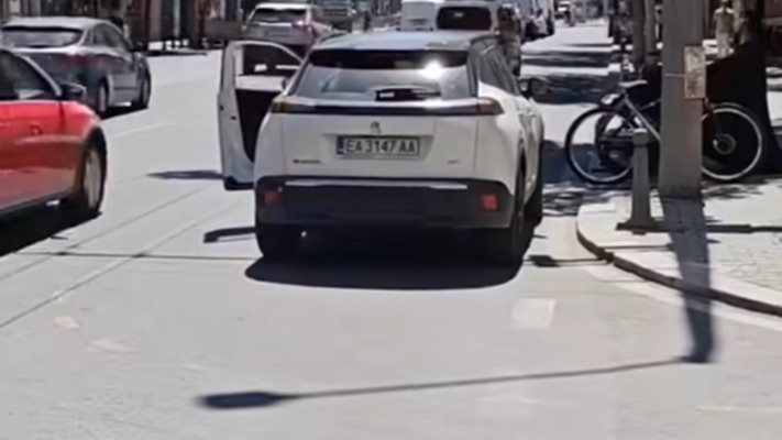 ЧУДО! Глобиха депутат за неправилно паркиране