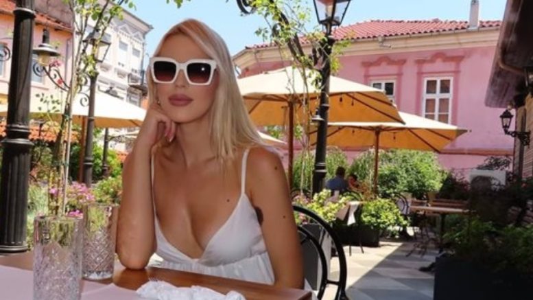Бременната Натали Трифонова лъсна на корицата на списание