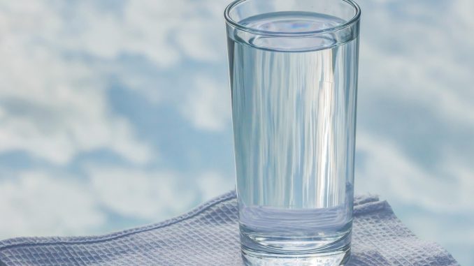 Сутрешната ви вода: Лекарство или бавна отрова? Разкрития които ще спасят сърцето ви и ще удължат живота ви след 50!