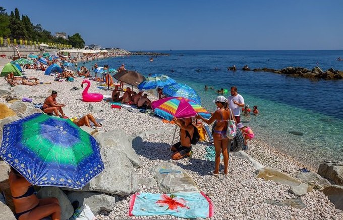 Жена с чанта под мишница в морето разби стереотипите на плаж „Златна рибка“