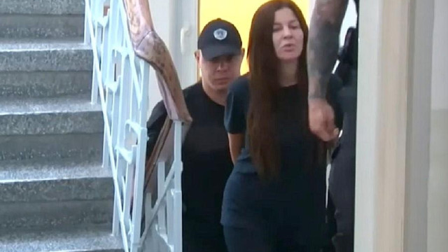 Пияницата Дебора реве в ареста: Пуснете ме да си отида и да си гледам детето!