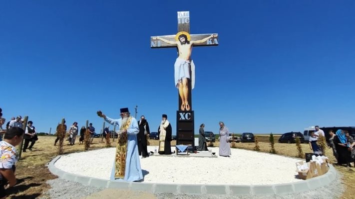 9-метров кръст пази село и привлича туристи