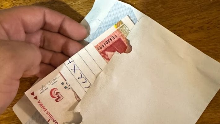 АНОНИМЕН АНГЕЛ: Мистериозен човек оставя пликове с пари из София
