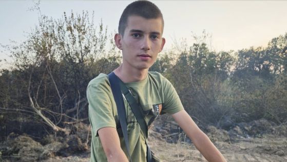 16-годишен носи вода и храна на пожарникарите и доброволците, борещи се с пожара край Сунгурларе