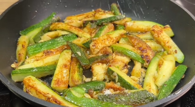 Пържени тиквички с чесън - вкусотия за 5 минути! Бързо лесно и няма спирка като започнеш: