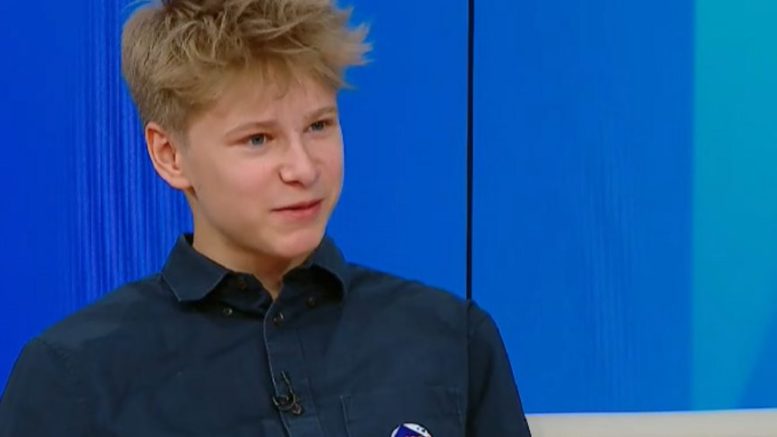 Осмокласник се превърна в сензация и пее на една сцена с най-големите