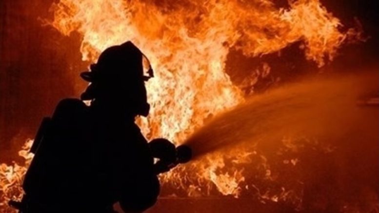 Рамо до рамо с огнеборците: Коминочистач гаси пожари