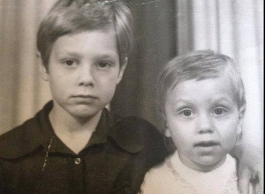 Фотозагадка: Кой е този попфолк певец, обичащ бързите коли?