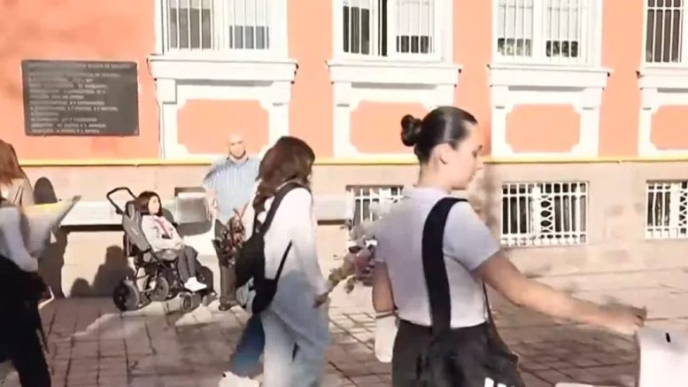 Достойно: Вместо цветя за 15 септември, ученици помагат на дете с коварно заболяване