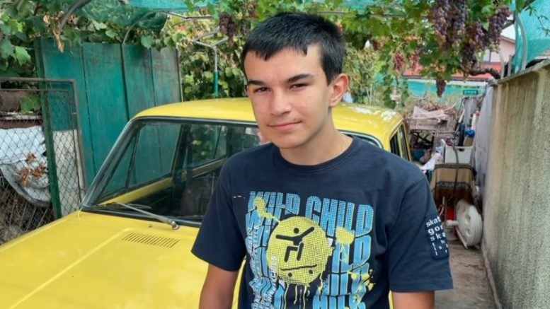 14-годишен събра джобни за „Лада“ ремонтира я сам и я показа на изложение – СНИМКА