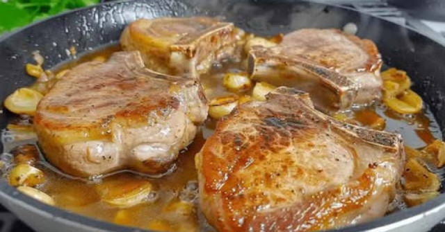 Опитайте да приготвите свинското в тиган по този начин: Невероятно вкусно става реже се като масло!