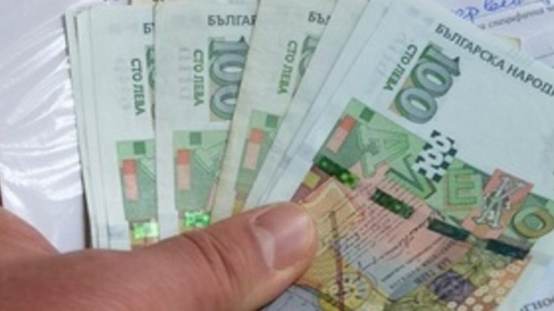 Вдигат парите от 1 октомври на 1562 лева на месец за успешни млади българи