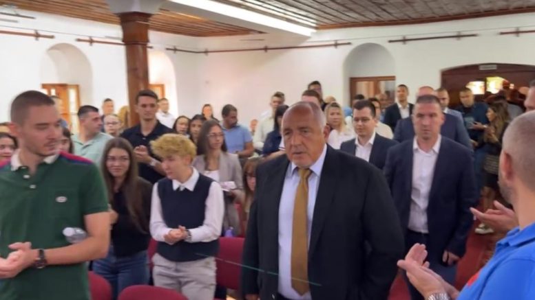 Борисов насмете полицейският шеф в Русе: Какъв авторитет е, щом 15 годишни го бият?!