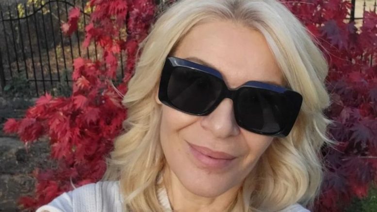 Гала отглежда домати и хортензии в зелен оазис