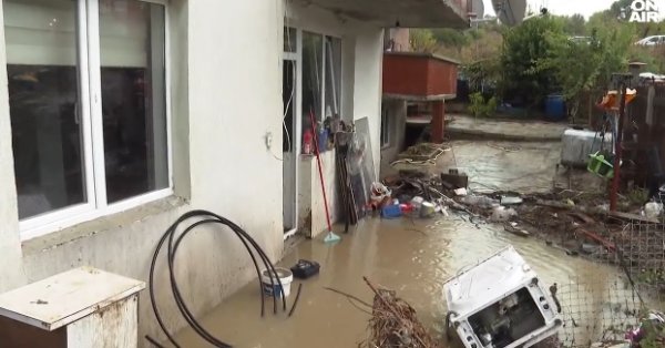 Ужасът по Черноморието е голям: Водата отнесе домове и спомени