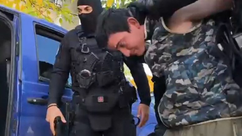Синът убил майка си леля си и сестра си в Люляково не бил допускан да ги доближава. Родителите му са водели дело за развод