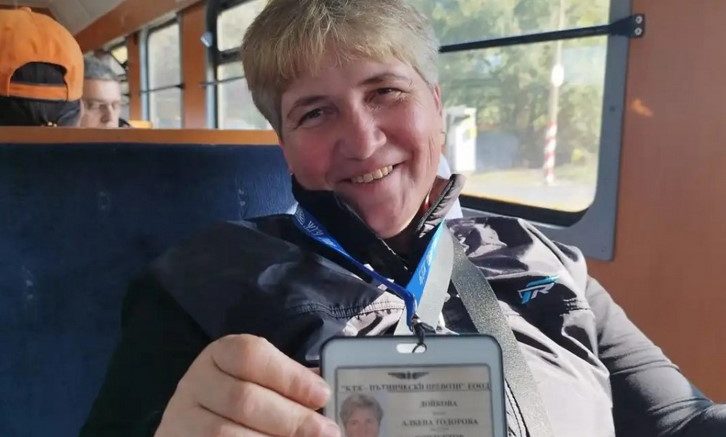 Цяла България говори за тази кондукторка на влак