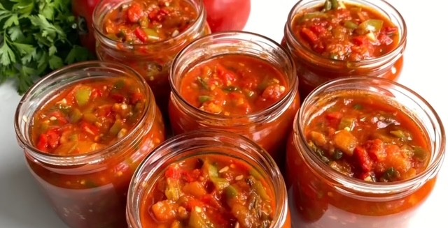 Ловджийска салата с чушки и патладжан: Леко люта и много вкусна пълня килера с буркани!