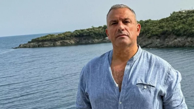 Юксел Кадриев се моли пред чудотворна икона