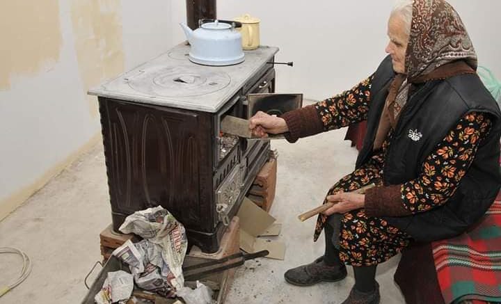 Пенсионери слагат безплатни климатици, махат печките на дърва и въглища