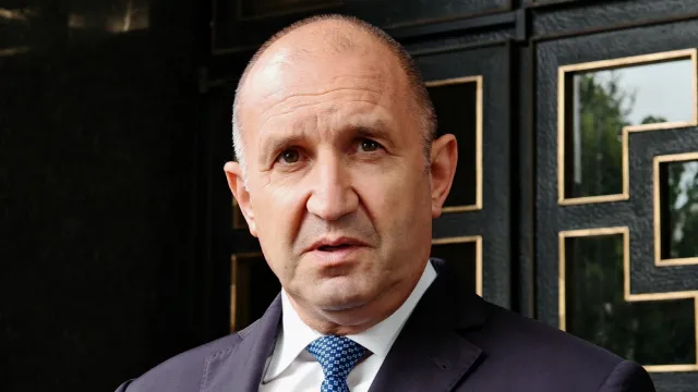 Румен Радев: Ще пътувам с личния си автомобил, няма да изоставя своите подчинени в трудна ситуация