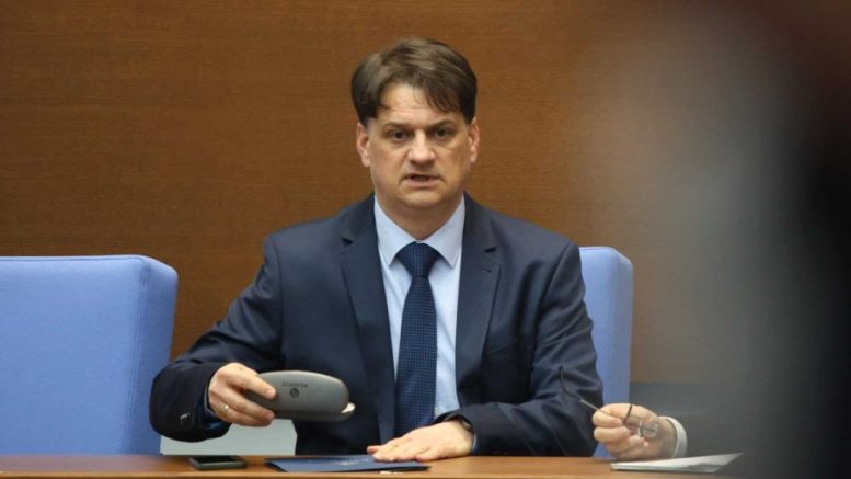 Слави Т. поискал главата на министър Бачев