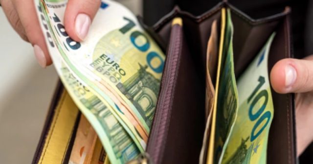 Сега едва оцеляват но парите идват: 5 зодии ще плуват по двойки до 2027 г.!