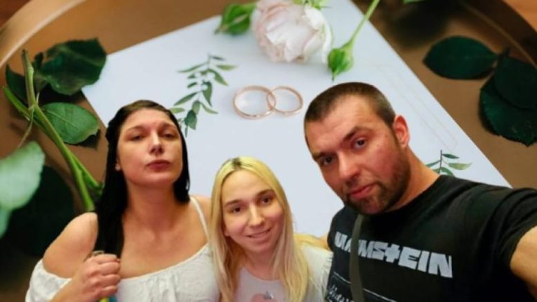 Емили Тротинетката вдига тройна сватба