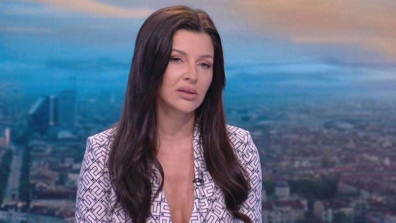 Фолкпевицата Дебора е под домашен арест, но пуска снимки от Истанбул