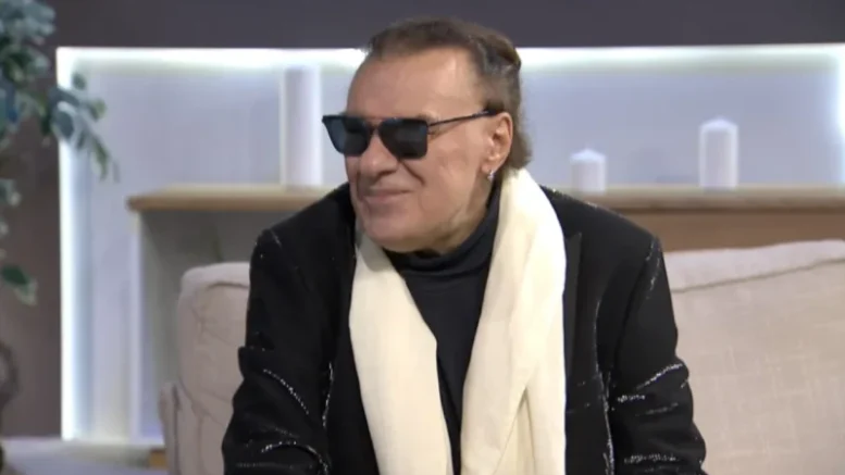 Певица хваща Васил Найденов за ръка и го вади от тъмното