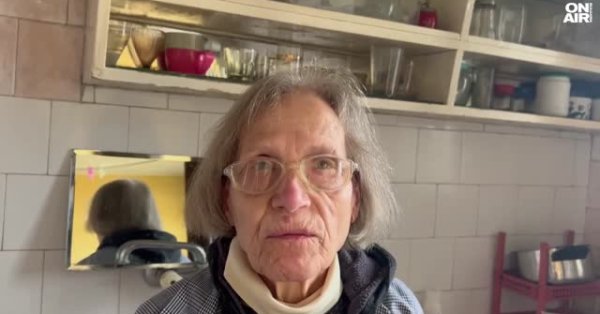 Забравена от държавата: Възрастна жена оцелява на тъмно и студено 20 години