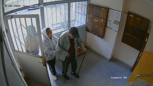 Две жени помагат на трудноподвижен мъж да се прибере искат му вода и го ограбват в дома му