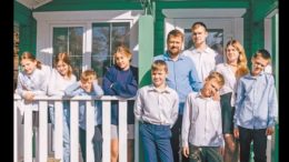 Александър има 12 деца и ги отглежда сам: Всички се усмихват готвят и чистят по график – но едно нещо им е забранено