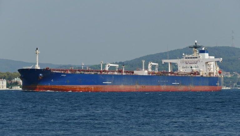 ЗАДАВА ЛИ СЕ ЕКОКАТАСТРОФА? Горят два петролни танкера в Черно море