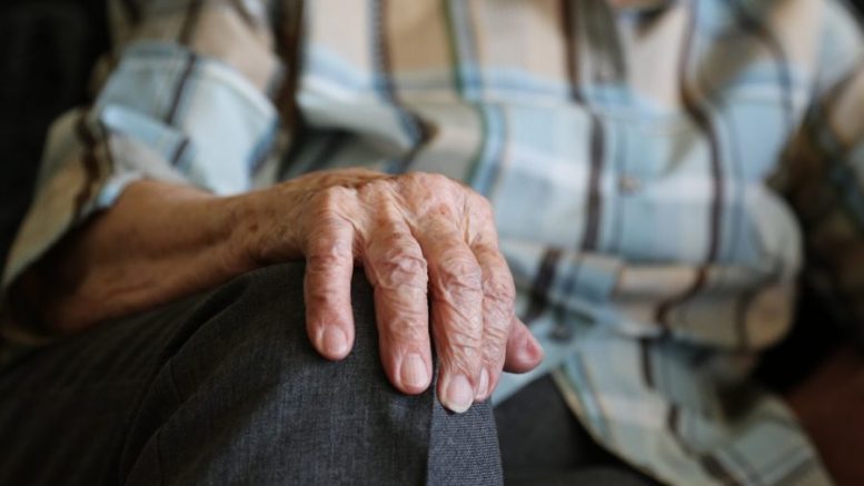 Пенсионер: Обявяват минимална пенсия 630 лв. А жена ми получава 580 лева. Къде е уловката?