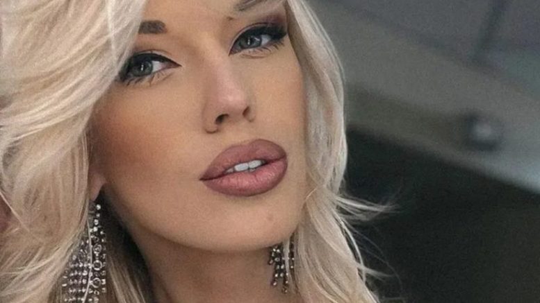 Мамче и половина: Натали Трифонова не сваля минижупа даже на разходка с бебето!