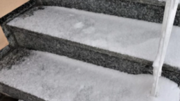 Не ви е нужна сол: Ледът по стълбите изчезва за секунди с евтина съставка която използваме всеки ден