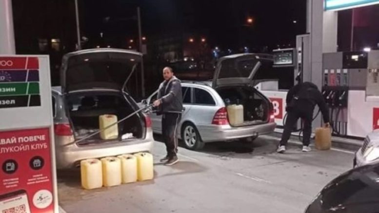 Паника във Враца! Шофьори обсадиха бензиностанция на „Лукойл“ зареждат зверски количества гориво Снимки