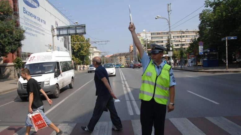 Адвокат: При пресичане на пешеходна пътека няма никакво законово задължение да вдигате ръка